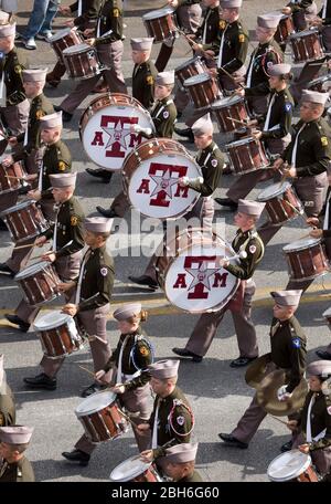 Austin, Texas, États-Unis, 27 novembre 2008 : le groupe de marche de l'université Texas A&M fait sa marche traditionnelle vers le haut de l'avenue du Congrès avant le coup d'envoi contre son rival au Texas dans le Big 12 Conference football. Le corps des cadets et de la bande, co-ed, préserve la discipline et la tradition militaire de la fondation de l'université en tant qu'école militaire entièrement masculine. ©Bob Daemmrich Banque D'Images