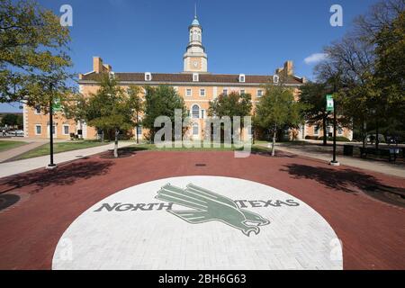 Denton, Texas 12 octobre 2008 : campus de l'Université du nord du Texas, juste au nord de Dalla, avec place Onstead et promenade en face du bâtiment administratif de Hurley. ©Bob Daemmrich Banque D'Images