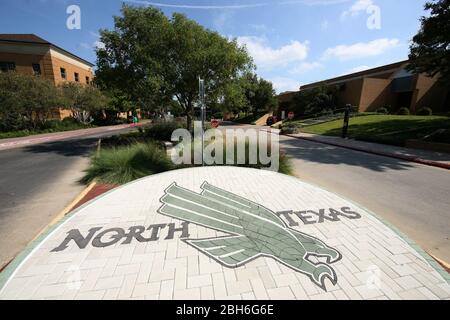 Denton, Texas 12 octobre 2008 : campus de l'Université du nord du Texas, juste au nord de Dallas Shouing Onstead Plaza et promenade en face du bâtiment administratif Hurley. ©Bob Daemmrich Banque D'Images