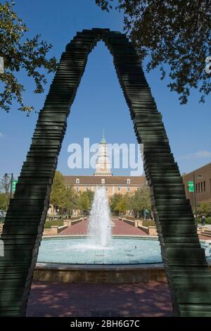 Denton, Texas 12 octobre 2008 : campus de l'université du Texas du Nord juste au nord de Dallas montrant la fontaine Jody sur la place Onstead et la promenade, et le bâtiment administratif Hurley en arrière-plan. ©Bob Daemmrich Banque D'Images