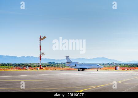 Petit jet privé blanc stationné à l'aéroport. Les riches se tournent vers des jets privés pour éviter les risques de coronavirus ou de covid 19 et les restrictions de pandémie Banque D'Images