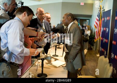 Austin Texas États-Unis, 6 novembre 2008: Lors d'une conférence pré-législative parrainée par l'école LBJ des affaires publiques, Sylvester Turner (r), représentant de l'État de Houston, parle aux médias après une session. ©Bob Daemmrich Banque D'Images