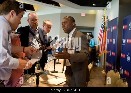 Austin Texas États-Unis, 6 novembre 2008: Lors d'une conférence pré-législative parrainée par l'école LBJ des affaires publiques, Sylvester Turner (r), représentant de l'État de Houston, parle aux médias après une session. ©Bob Daemmrich Banque D'Images