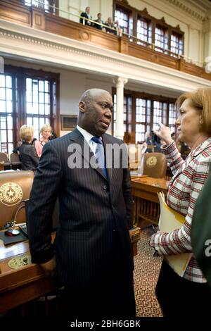 Austin, Texas États-Unis, 27 janvier 2009: Michael Williams, commissaire du chemin de fer du Texas, parle à un collègue avant Gov. Rick Perry donne son discours sur l'état de l'État à une session conjointe de l'Assemblée législative du Texas. ©Bob Daemmrich Banque D'Images