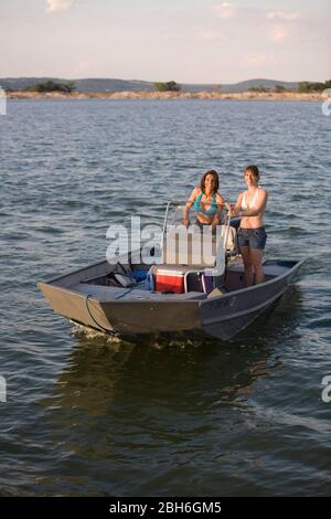 Burnett, Texas États-Unis, 22 mai 2009: Plaisanciers en bateau john de 16 pieds sur le lac Buchanan, un lac artificiel du centre du Texas qui s'étend sur les comtés de Llano et de Burnett. ©Bob Daemmrich Banque D'Images