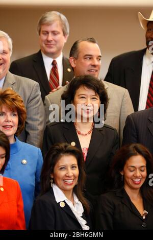 Austin, Texas États-Unis, 1 juin 2009: Le dernier jour de la session législative du Texas de 81st dans la Chambre montrant le représentant Angie Chen Button, centre (R-Garland) entouré par d'autres législateurs frais. ©Bob Daemmrich Banque D'Images