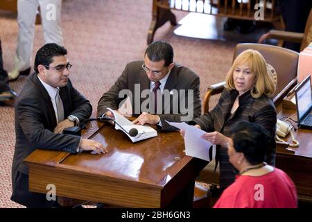 Austin, Texas États-Unis, 1 juin 2009: Le dernier jour de la session législative du Texas de 81st dans la Chambre montre les législateurs démocrates recherchant un point d'ordre dans le livre de règles le dernier jour. ©Bob Daemmrich Banque D'Images