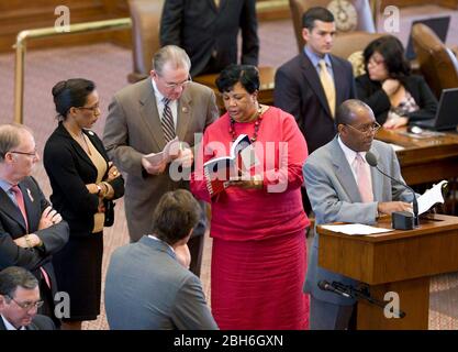 Austin, TX: 1er juin 2009 - le dernier jour de la 81ème session législative du Texas dans la Chambre de la Chambre montrant le député Yvonne Davis (D-Dallas), c) regardant dans le livre de règles sur un point d'ordre. Rép Sylvester Turner (D-Houston) est au dos mike. ©Bob Daemmrich Banque D'Images