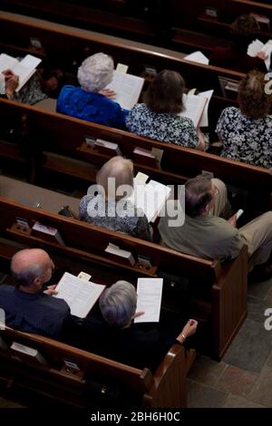 Austin, TX 26 avril 2009 : les Luthériens évangéliques célèbrent le 125ème anniversaire de la fondation de leur congrégation, l'église luthérienne de Saint Martin avec un service du dimanche dans le sanctuaire construit dans les années 1960. ©Bob Daemmrich Banque D'Images