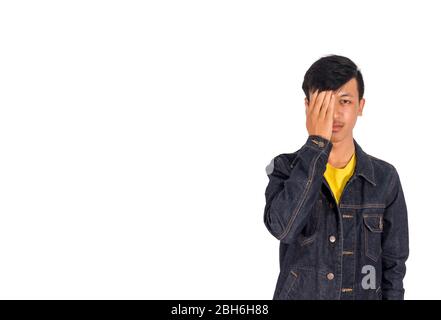 La photo d'un Asianman ne ferme qu'un seul oeil avec sa main. Banque D'Images