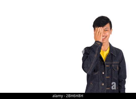 La photo d'un Asianman ne ferme qu'un seul oeil avec sa main. Banque D'Images