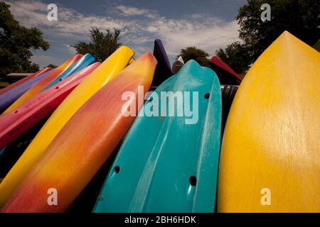 Granite Shoals, Texas États-Unis, 7 juin 2009 : des kayaks et des canoës bien utilisés attendent les campeurs d'été au Camp Champions sur les rives du lac LBJ. ©Bob Daemmrich Banque D'Images