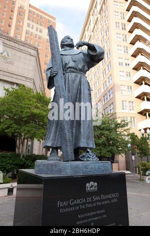 El Paso, Texas 14 mai 2009 : scènes du quartier des arts du centre-ville d'El Paso, TX montrant la statue de Fray Garcia de San Francisco, le fondateur d'El Paso en 1659, créée par le sculpteur John Sherrill Houser. ©Bob Daemmrich Banque D'Images