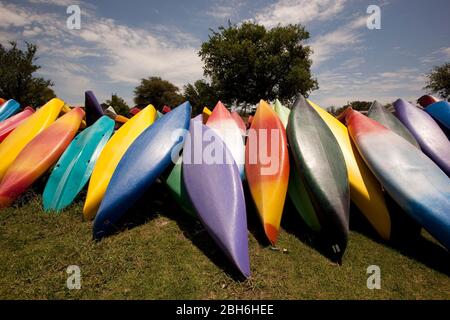 Granite Shoals, Texas États-Unis, 7 juin 2009 : des kayaks et des canoës bien utilisés attendent les campeurs d'été au Camp Champions sur les rives du lac LBJ. ©Bob Daemmrich Banque D'Images