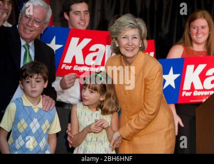 Austin, Texas 17 août 2009: Le sénateur américain Kay Bailey Hutchison, avec son mari Ray, son fils Houston, et sa fille Kathryn, fait campagne au centre des anciens élèves de l'Université du Texas après avoir annoncé sa candidature pour la nomination républicaine au poste de gouverneur du Texas. ©Bob Daemmrich Banque D'Images