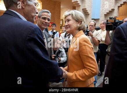 Austin, Texas 17 août 2009: Le sénateur américain Kay Bailey Hutchison salue les partisans comme membres des médias regardent le centre des anciens de l'Université du Texas après avoir annoncé sa candidature pour la nomination républicaine au poste de gouverneur du Texas. ©Bob Daemmrich Banque D'Images