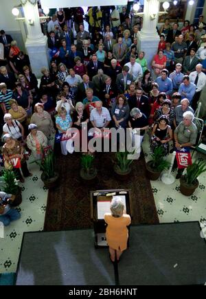 San Antonio, Texas 17 août 2009 : le sénateur américain Kay Bailey Hutchison annonce sa course pour la nomination républicaine au poste de gouverneur du Texas tout en faisant campagne à l'hôtel historique Menger, à côté de l'Alamo à San Antonio. ©Bob Daemmrich Banque D'Images