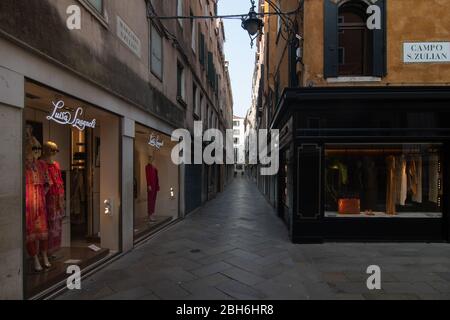 VENISE, ITALIE - AVRIL 2020 : rues vides et magasins fermés pendant le verrouillage national de la pandémie de Covid-19. Banque D'Images