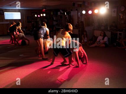 El Paso, Texas 28 mai 2009: Les étudiants travaillent avec des partenaires pendant la classe de danse et de mouvement à l'école secondaire Mission Early College dans le district de Socorro d'El Paso. ©Bob Daemmrich Banque D'Images