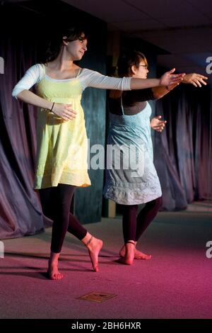 El Paso, Texas 28 mai 2009 : les étudiants dansent avec leurs partenaires pendant la classe de danse et de mouvement à l'école secondaire Mission Early College, dans le district de Socorro d'El Paso. ©Bob Daemmrich Banque D'Images