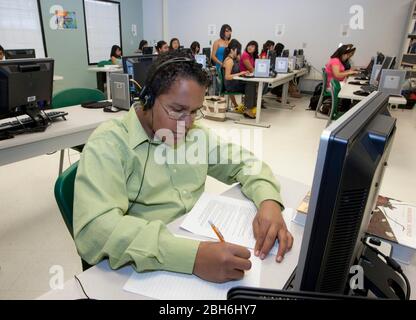 El Paso, Texas 28 mai 2009: Laboratoire d'informatique à l'école secondaire Mission Early College dans le district scolaire Socorro d'El Paso. Les étudiants motivés de l'école hispanique majoritaire peuvent obtenir un diplôme d'associé au El Paso Community College tout en étudiant pour leur diplôme d'études secondaires dans le programme. ©Bob Daemmrich Banque D'Images