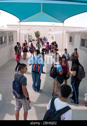 El Paso, Texas 28 mai 2009 : vues extérieures entre les classes à l'extérieur des bâtiments portables de l'école secondaire Mission Early College dans le quartier scolaire Soccoro d'El Paso. Les étudiants motivés peuvent obtenir un diplôme d'associé au El Paso Community College tout en étudiant leur diplôme d'études secondaires dans le programme. ©Bob Daemmrich Banque D'Images