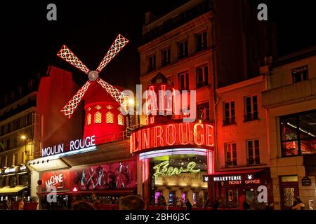 Le Moulin Rouge (le Moulin Rouge), 82 Boulevard de Clichy, Pigalle, Paris, France, illuminé la nuit Banque D'Images