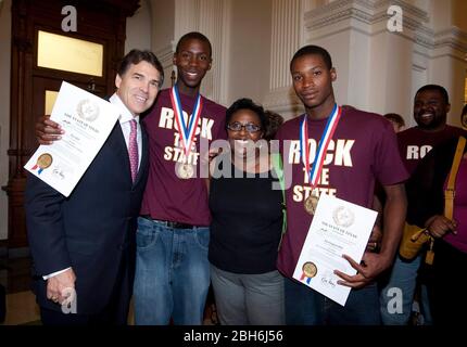 Austin, Texas 15 juillet 2009: Le gouverneur du Texas Rick Perry pose avec des champions de l'État du secondaire et un parent rom Round Rock lors d'une cérémonie de reconnaissance estivale au Capitole de l'État. ©Bob Daemmrich Banque D'Images