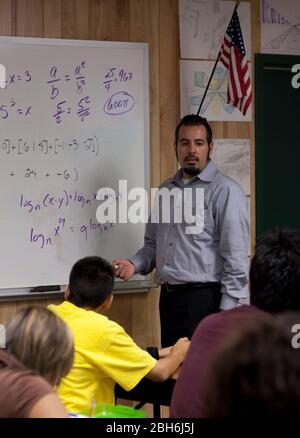 El Paso, Texas 28 mai 2009 : un hispanique masculin enseigne les mathématiques à l'école secondaire Mission Early College, dans le district de Socorro d'El Paso. ©Bob Daemmrich Banque D'Images