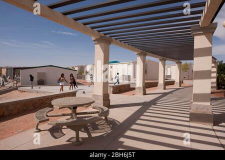 El Paso, Texas 28 mai 2009 : vue extérieure de l'école secondaire Mission Early College dans le quartier scolaire Socorro d'El Paso. Les étudiants motivés de l'école hispanique à majorité peuvent obtenir un diplôme d'associé au El Paso Community College tout en étudiant pour leur diplôme d'études secondaires dans le programme. ©Bob Daemmrich Banque D'Images