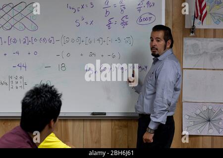 El Paso, Texas 28 mai 2009 : un hispanique masculin enseigne les mathématiques à l'école secondaire Mission Early College, dans le district de Socorro d'El Paso. ©Bob Daemmrich Banque D'Images