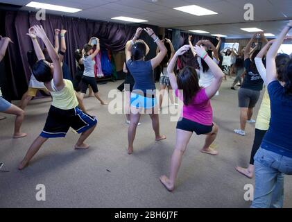 El Paso, Texas 28 mai 2009: Les adolescents suivent l'instructeur pendant la classe de danse et de mouvement à l'école secondaire Mission Early College dans le district de Socorro d'El Paso. ©Bob Daemmrich Banque D'Images