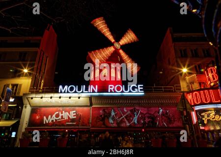 Le Moulin Rouge (le Moulin Rouge), 82 Boulevard de Clichy, Pigalle, Paris, France, illuminé la nuit Banque D'Images