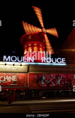 Le Moulin Rouge (le Moulin Rouge), 82 Boulevard de Clichy, Pigalle, Paris, France, illuminé la nuit Banque D'Images