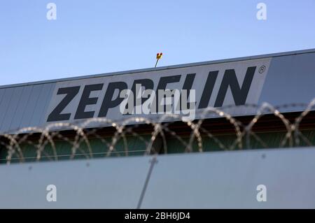 Friedrichshafen, Allemagne. 23 avril 2020. La police vérifie auprès d'un Zeppelin NT si les personnes de la région de l'Arbousee-Haut-Swabia respectent les règles de confinement du virus corona. Friedrichshafen, 23 avril 2020 | usage international crédit: dpa/Alay Live News Banque D'Images