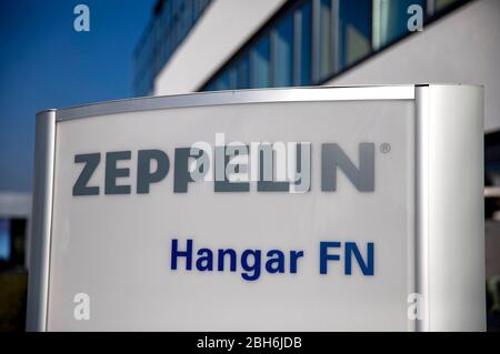 Friedrichshafen, Allemagne. 23 avril 2020. La police vérifie auprès d'un Zeppelin NT si les personnes de la région de l'Arbousee-Haut-Swabia respectent les règles de confinement du virus corona. Friedrichshafen, 23 avril 2020 | usage international crédit: dpa/Alay Live News Banque D'Images