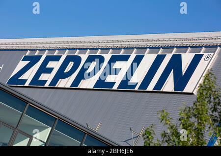 Friedrichshafen, Allemagne. 23 avril 2020. La police vérifie auprès d'un Zeppelin NT si les personnes de la région de l'Arbousee-Haut-Swabia respectent les règles de confinement du virus corona. Friedrichshafen, 23 avril 2020 | usage international crédit: dpa/Alay Live News Banque D'Images