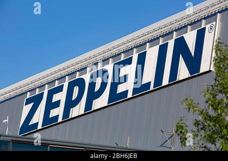 Friedrichshafen, Allemagne. 23 avril 2020. La police vérifie auprès d'un Zeppelin NT si les personnes de la région de l'Arbousee-Haut-Swabia respectent les règles de confinement du virus corona. Friedrichshafen, 23 avril 2020 | usage international crédit: dpa/Alay Live News Banque D'Images