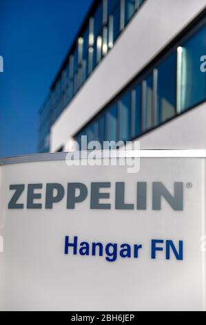 Friedrichshafen, Allemagne. 23 avril 2020. La police vérifie auprès d'un Zeppelin NT si les personnes de la région de l'Arbousee-Haut-Swabia respectent les règles de confinement du virus corona. Friedrichshafen, 23 avril 2020 | usage international crédit: dpa/Alay Live News Banque D'Images