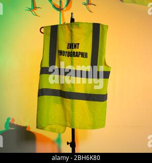 Photographie de produit avec une veste haute visibilité avec diffuseur et veste de couleur éclairée Banque D'Images