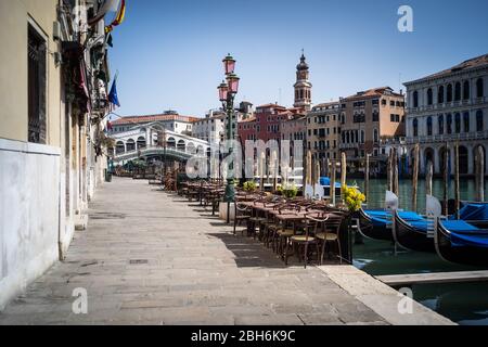 VENISE, ITALIE - AVRIL 2020:rue vide, activités fermées et gondoles amarrées à côté du pont du Rialto le long du Grand Canal pendant le lockdow national Banque D'Images