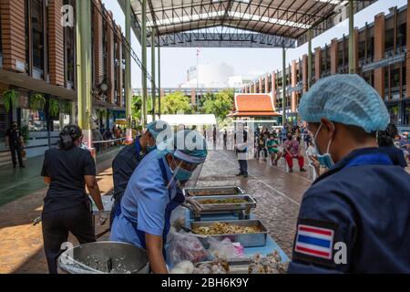 Bangkok, Thaïlande. 24 avril 2020. Thai Airforce donne des repas gratuits pour aider à lutter contre la perte de revenus due à COVID-19 à l'école Wat Don Muang de Bangkok, Thaïlande. 300 familles ont accepté la nourriture gratuite, avec environ 1500 personnes nourries selon la taille moyenne de la famille. La compagnie aérienne thaïlandaise a facilité la distribution de nourriture pour assurer des mesures sociales adéquates. Crédit: Andre Malerba/ZUMA Wire/Alay Live News Banque D'Images