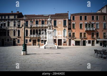 VENISE, ITALIE - AVRIL 2020: Une place vide pendant le verrouillage national de la pandémie de Covid-19. Banque D'Images