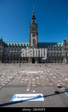 Hambourg, Allemagne. 24 avril 2020. De nombreux panneaux et affiches sont exposés au marché de la mairie pendant un vendredi pour un événement futur. Crédit: Daniel Reinhardt/dpa/Alay Live News Banque D'Images