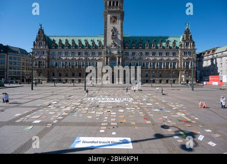 Hambourg, Allemagne. 24 avril 2020. De nombreux panneaux et affiches sont exposés au marché de la mairie pendant un vendredi pour un événement futur. Crédit: Daniel Reinhardt/dpa/Alay Live News Banque D'Images