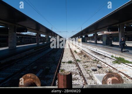 VENISE, ITALIE - AVRIL 2020: Les chemins de fer vides à la gare de Santa Lucia de Venise pendant le verrouillage national de la pandémie de Covid-19. Banque D'Images