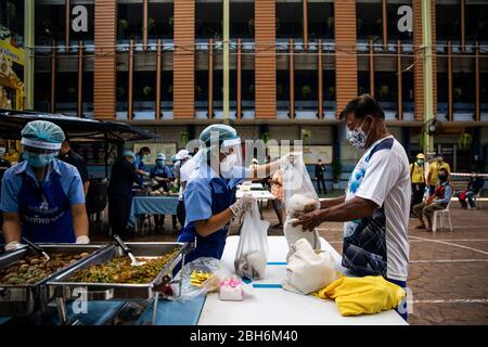 Bangkok, Thaïlande. 24 avril 2020. Thai Air Force Personal donne des repas gratuits pour aider à lutter contre la perte de revenus due à COVID-19 à l'école Wat Don Muang de Bangkok, Thaïlande. 300 familles ont accepté la nourriture gratuite, avec environ 1500 personnes nourries selon la taille moyenne de la famille. La compagnie aérienne thaïlandaise a facilité la distribution de nourriture pour assurer des mesures sociales adéquates. Crédit: Andre Malerba/ZUMA Wire/Alay Live News Banque D'Images