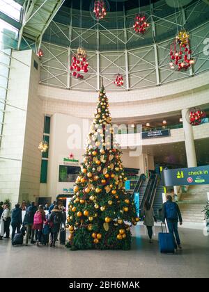 Lisbonne, Portugal. 4 janvier 2019 : salon atrium à l'entrée de l'aéroport de Lisbonne, aéroport international Humberto Delgado. Arbre de Noël décoré, Banque D'Images