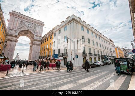 Lisbonne, Portugal. 04 janvier 2019: Rua Augusta Arche triomphale dans le centre historique de la ville de Lisbonne au Portugal. Les gens de la rue marchant. Banque D'Images