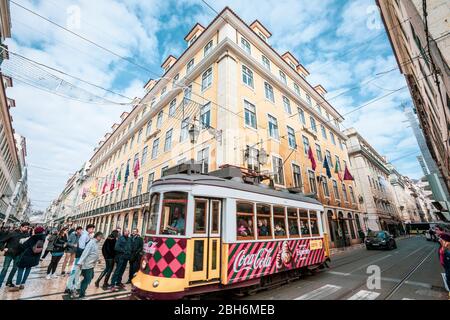 Lisbonne, Portugal. 04 janvier 2019 : franchissement routier dans le centre historique de Lisbonne au Portugal. Le tramway rouge traverse la ville parmi les bâtiments historiques Banque D'Images